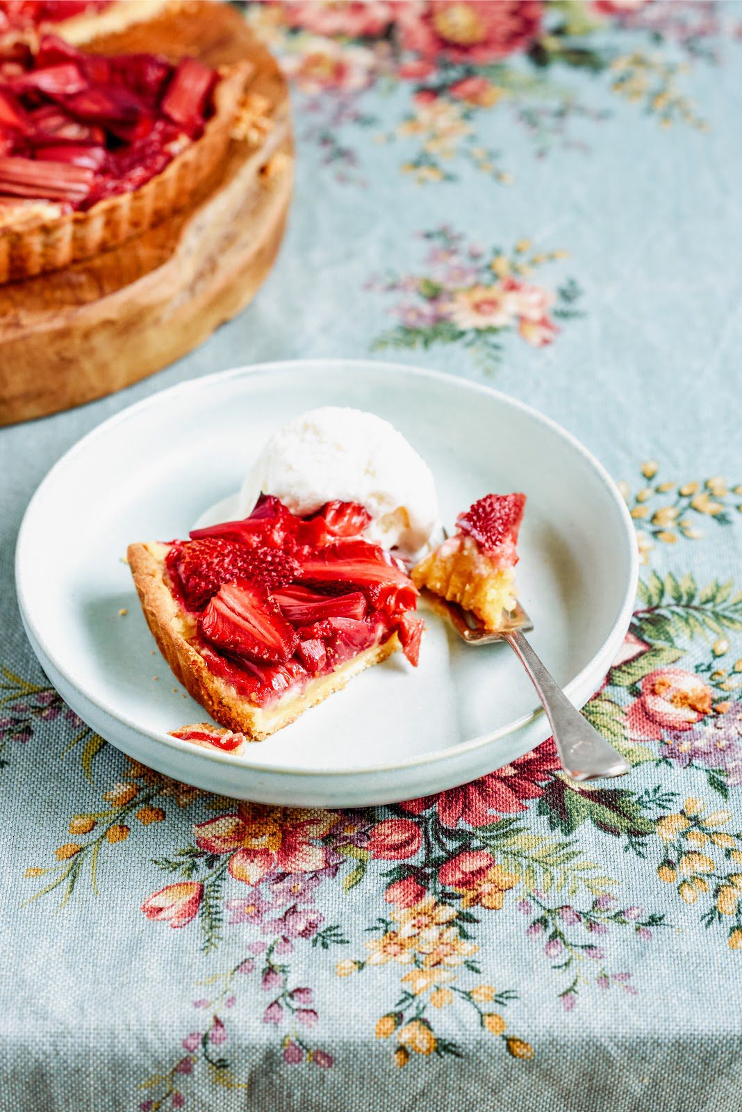 rhubarb & strawberry vanilla frangipane tart with spring sheep milk gelato  – Stuck in the kitchen