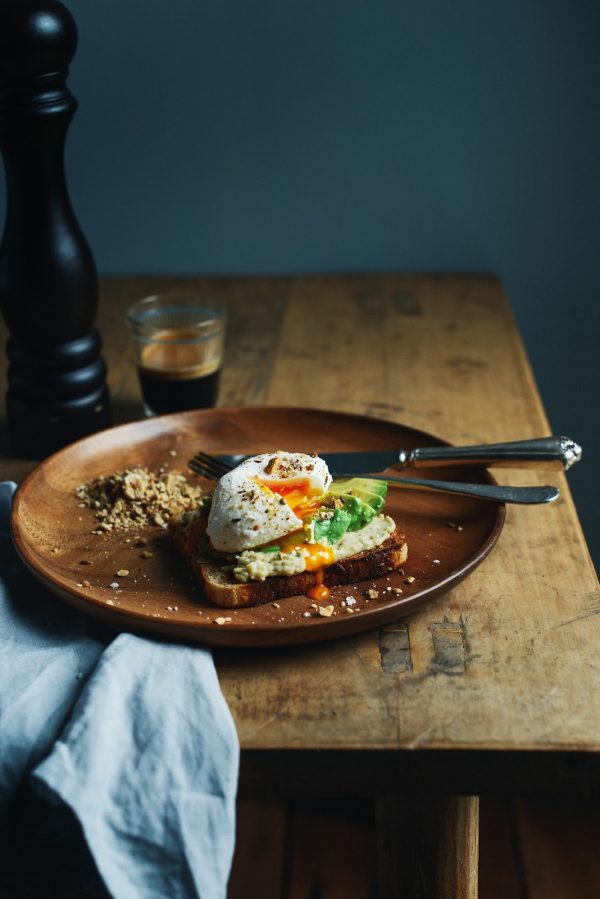 easy like sunday morning – poached eggs with hummus, avocado & dukkah